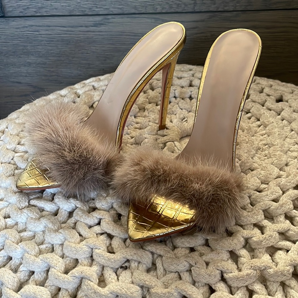 Women’s faux fur heels size 8